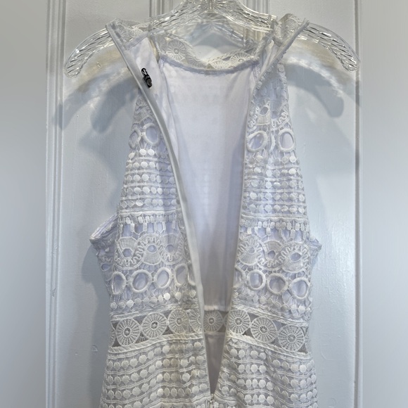 NWOT YOINS White Lace Sleeveless Lined Halter Back Zip Midi Dress - Size L - Picture 4 of 6